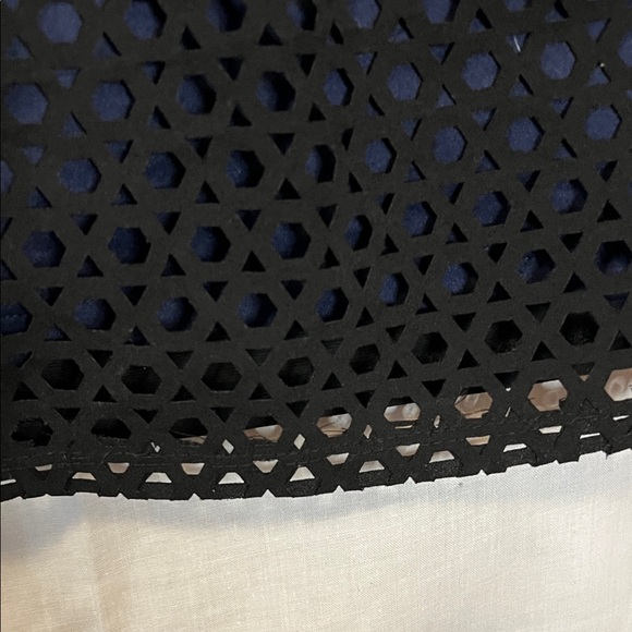 Elegant Black Sleeveless Top - Picture 4 of 7